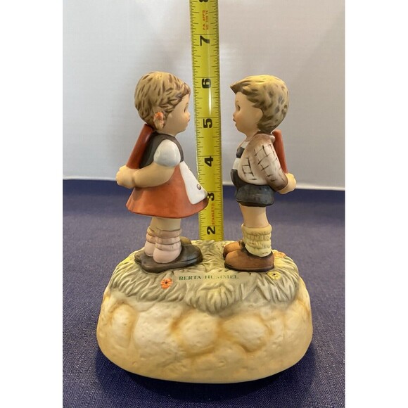 Hummel, "Two Hearts" Musical Figurine, plays "What the World Needs Now is Love". - Picture 7 of 12